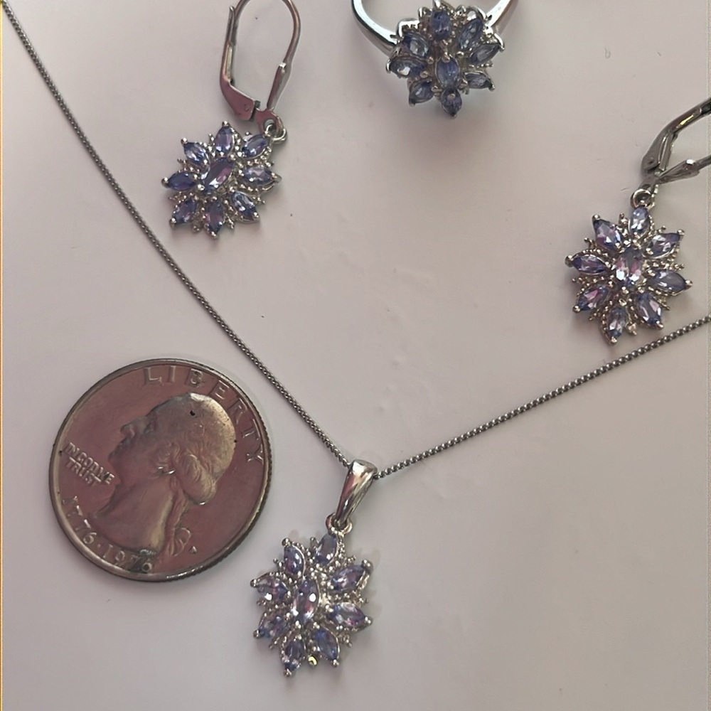 Jewelry set. Ring size 6, 18” necklace, and earrings. 925 silver. - Picture 8 of 8